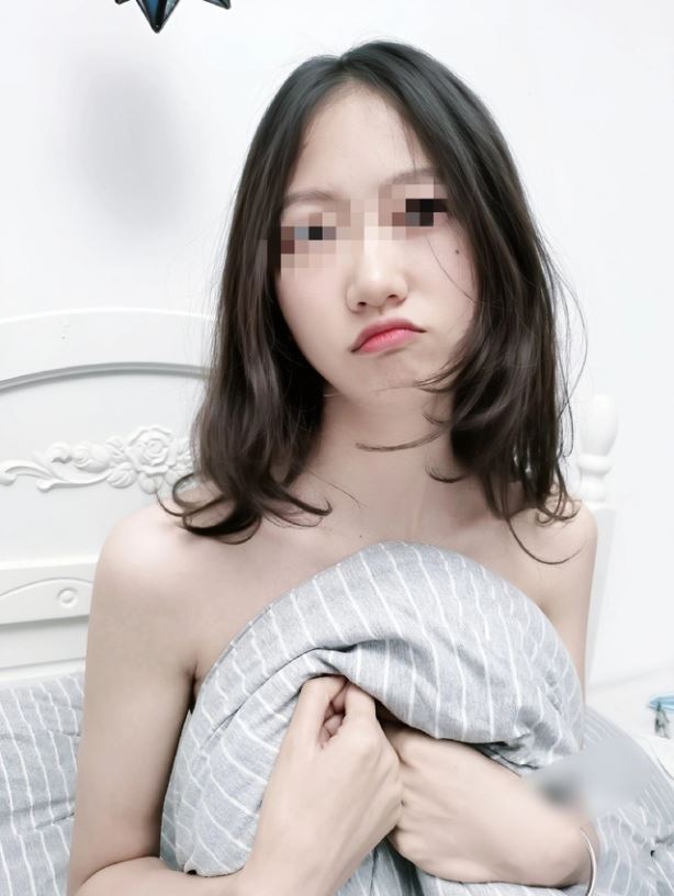 วัยรุ่นผมสั้นนอนโชว์หีโบ๋ 1