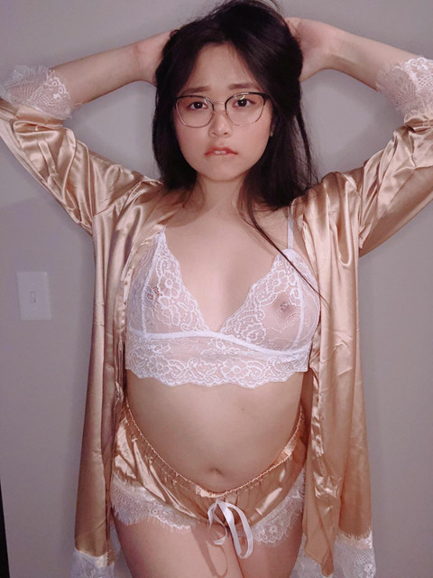 สาวแว่นโชว์หุ่นน่าเย็ด 3